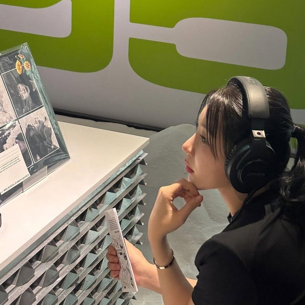 A moment captured by Lee Chaeyeon's fan