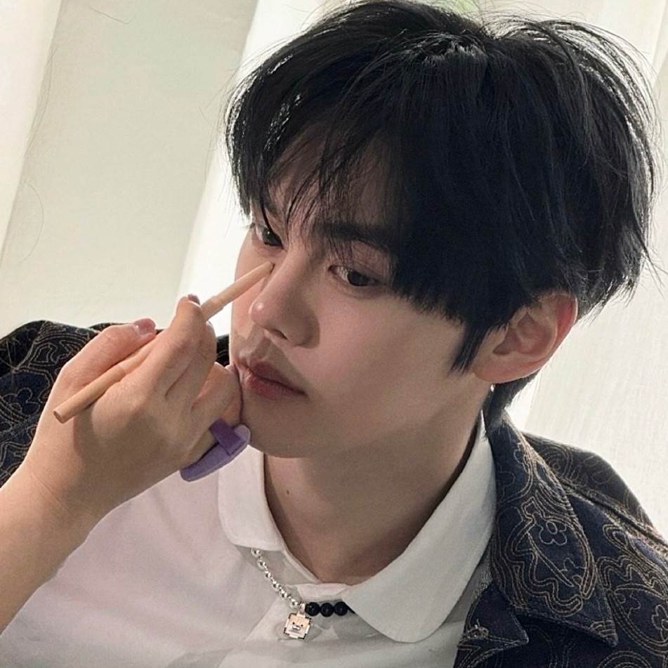 Latest photo of Kim Gyuvin (ZEROBASEONE)