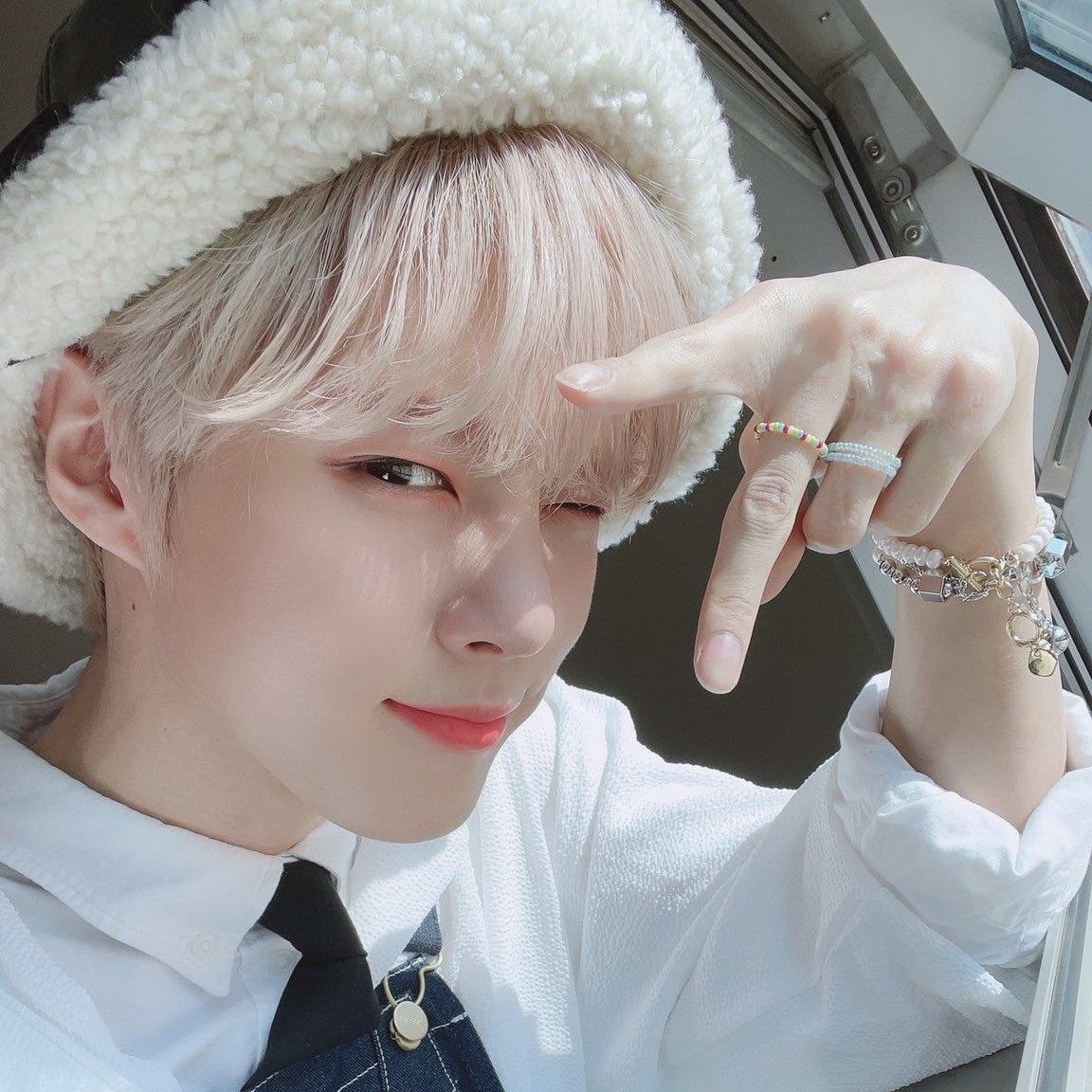 Behind-the-scenes cut of Kim Wooseok