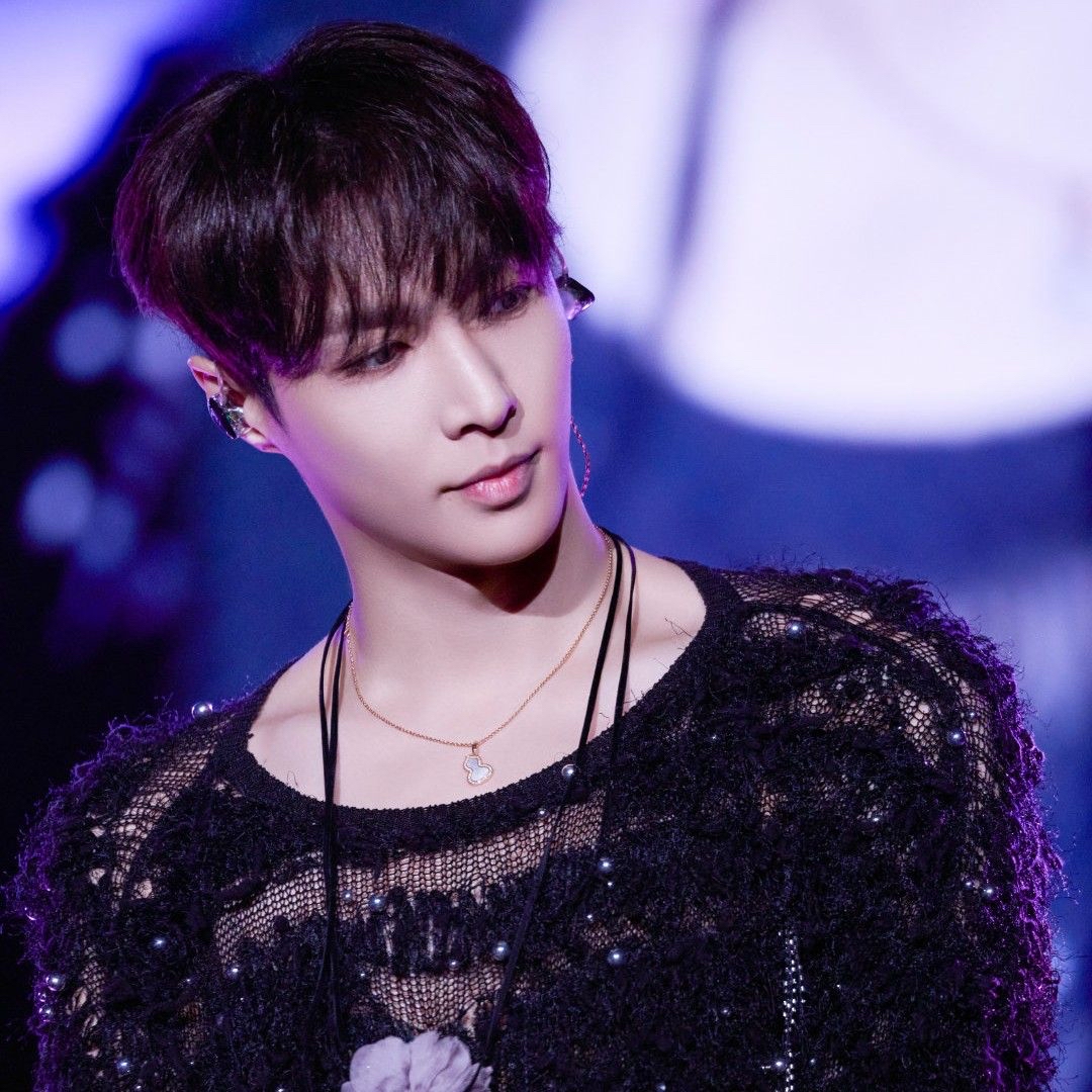 Behind-the-scenes cut of Lay (EXO)