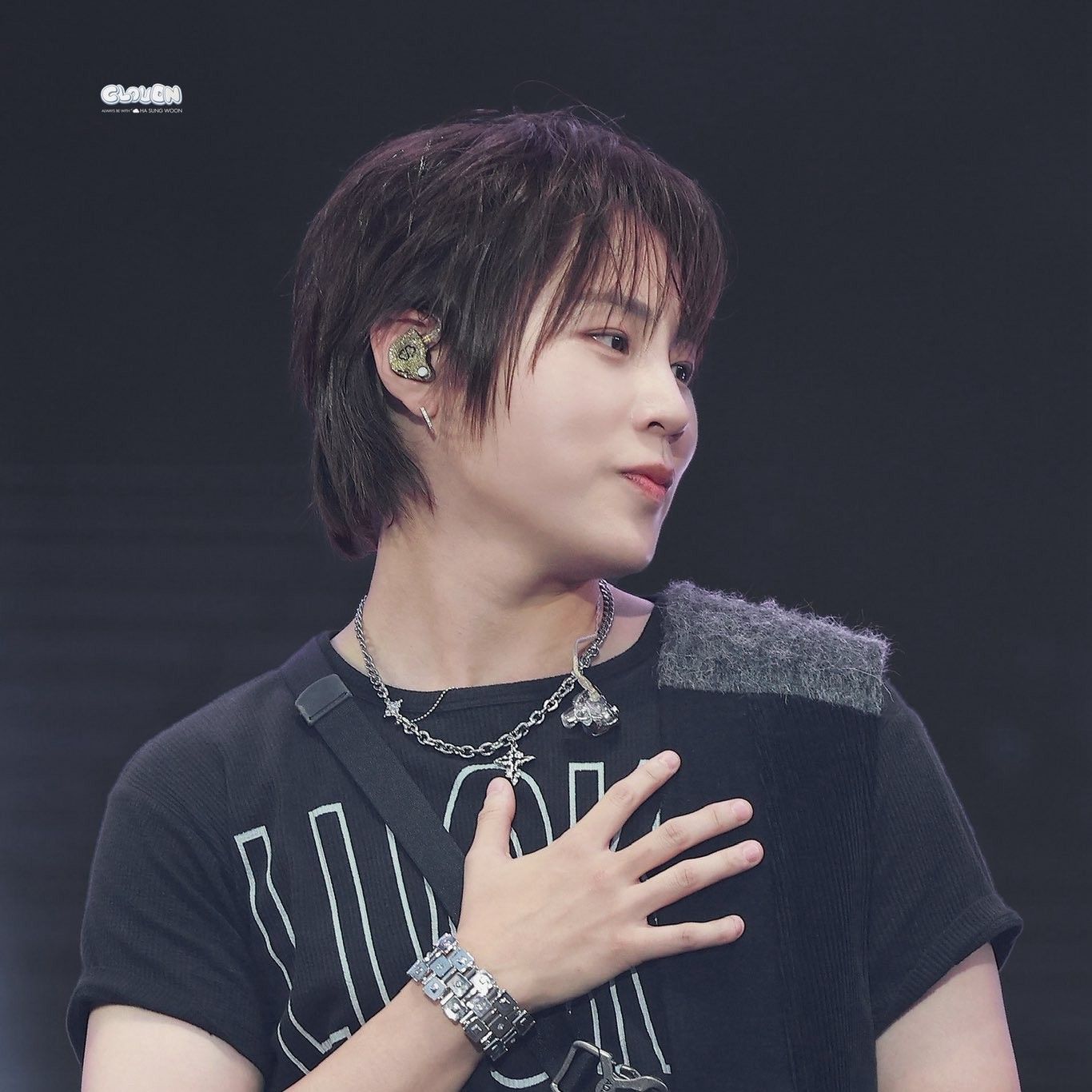 A moment captured by Ha Sungwoon's fan