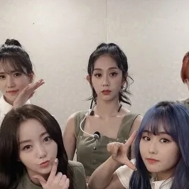Behind-the-scenes cut of Lovelyz