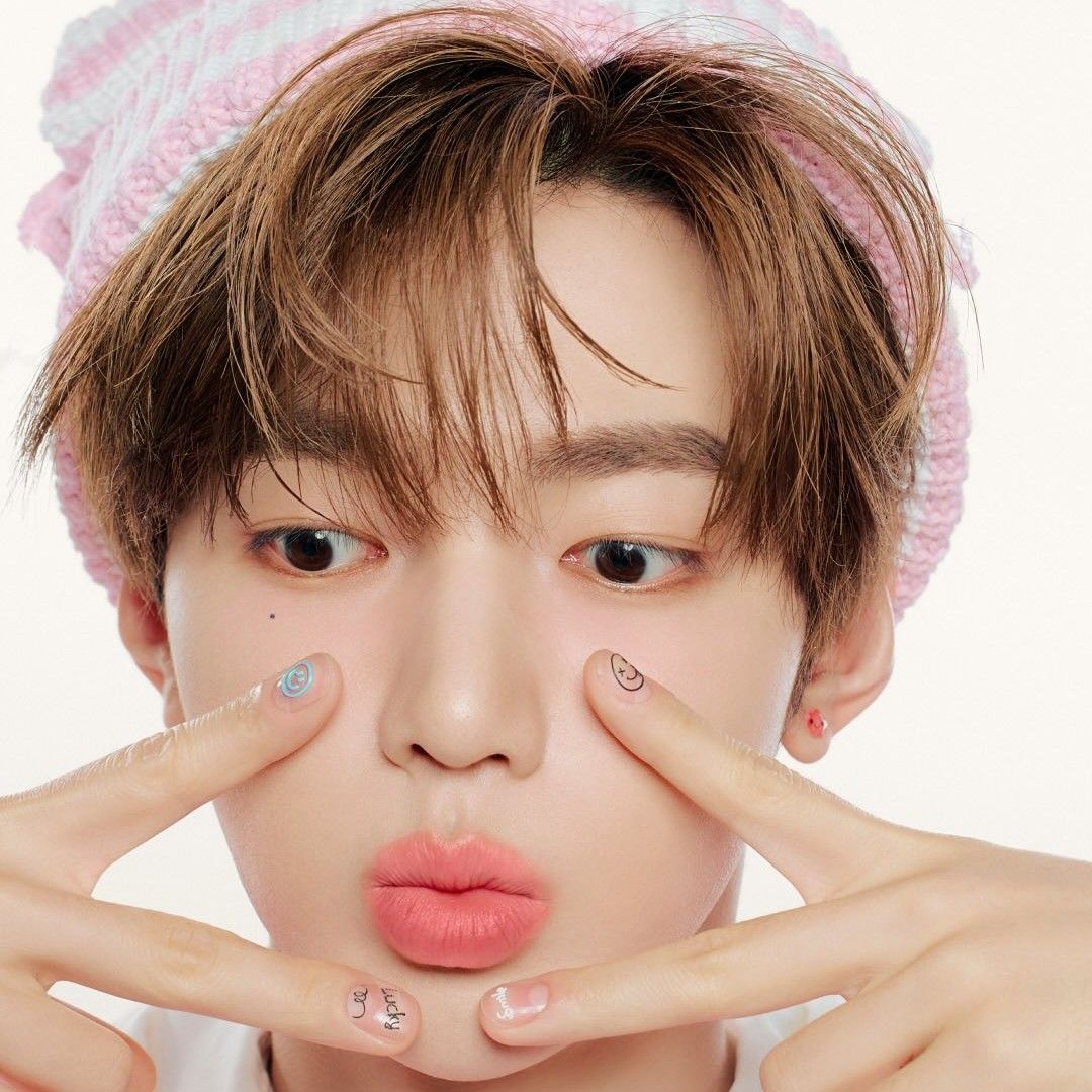 章昊 (ZEROBASEONE)的最新照片