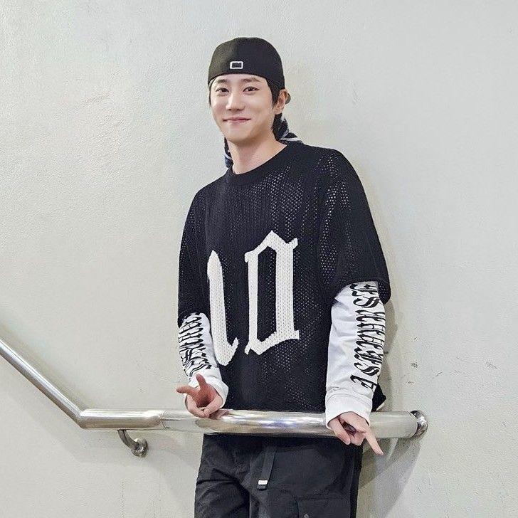 Behind-the-scenes cut of Lee Junyoung