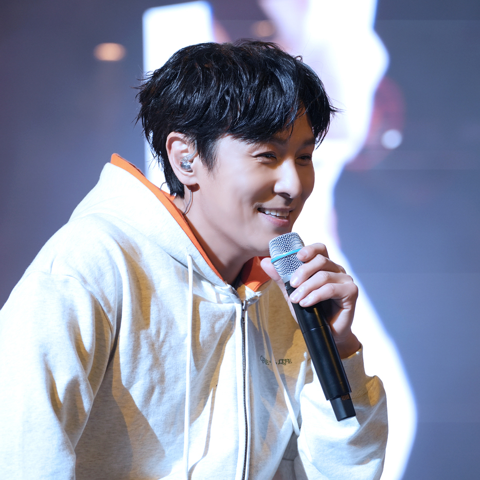 Behind-the-scenes cut of Kim Dongwan (SHINHWA)