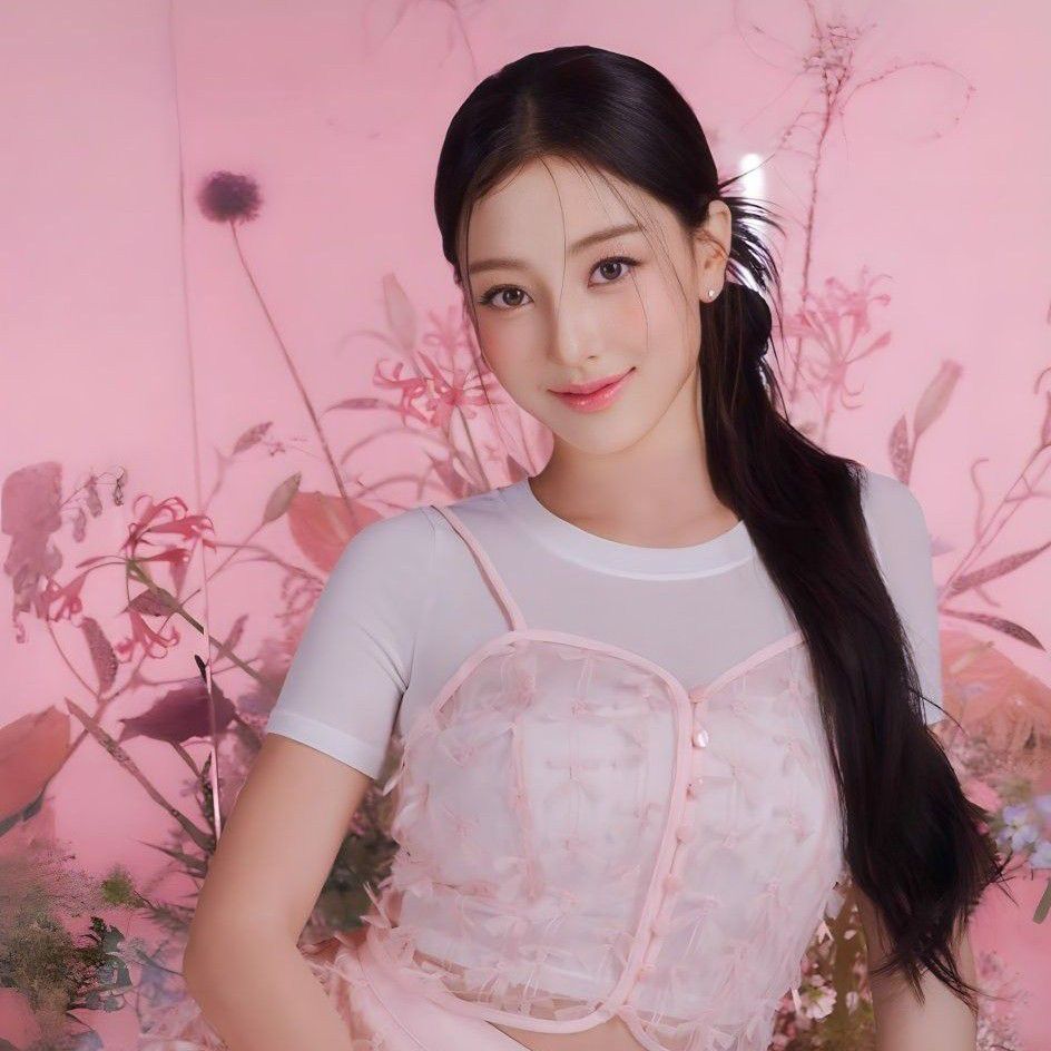 Behind-the-scenes cut of Jihyo (TWICE)