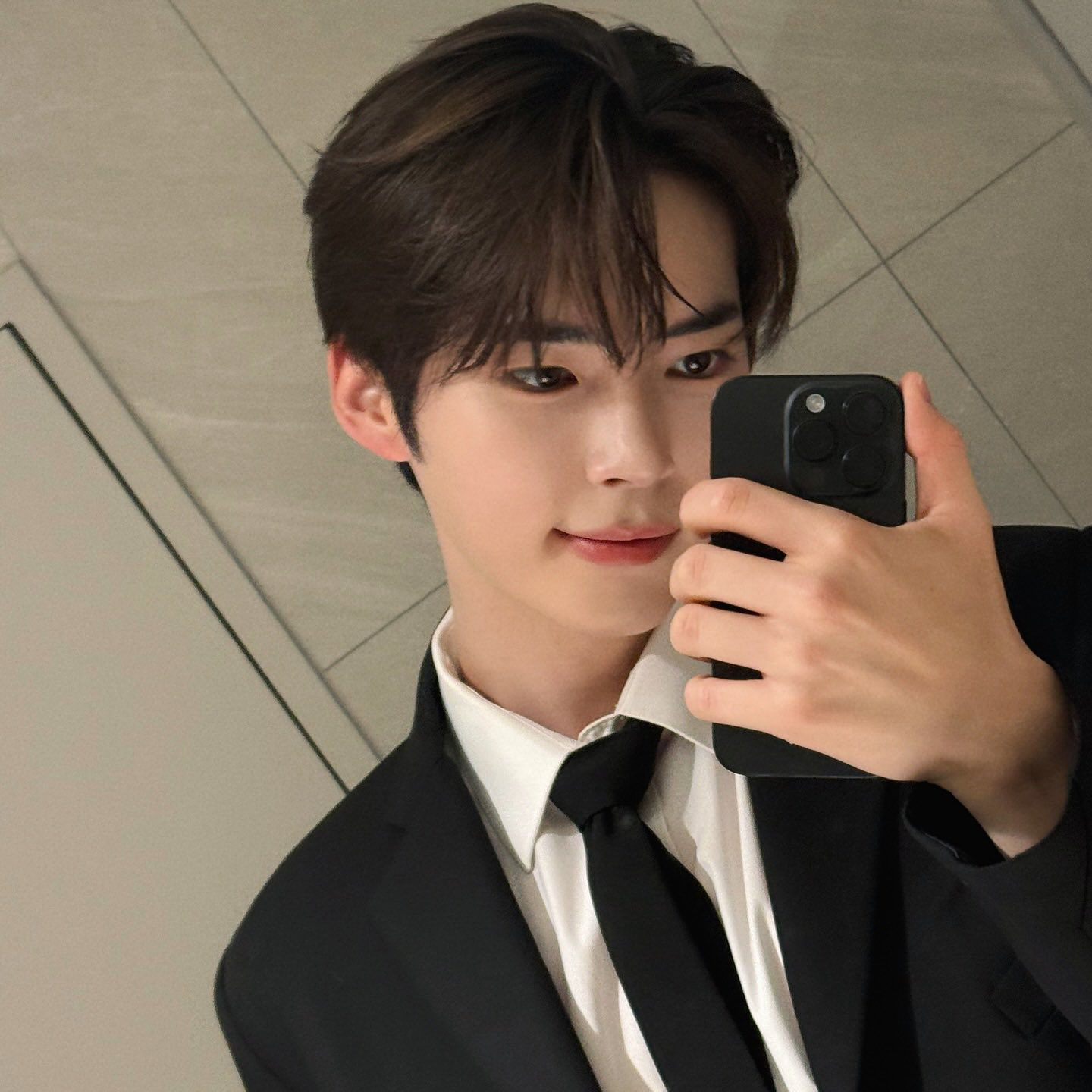 Latest photo of Sung Hanbin (ZEROBASEONE)