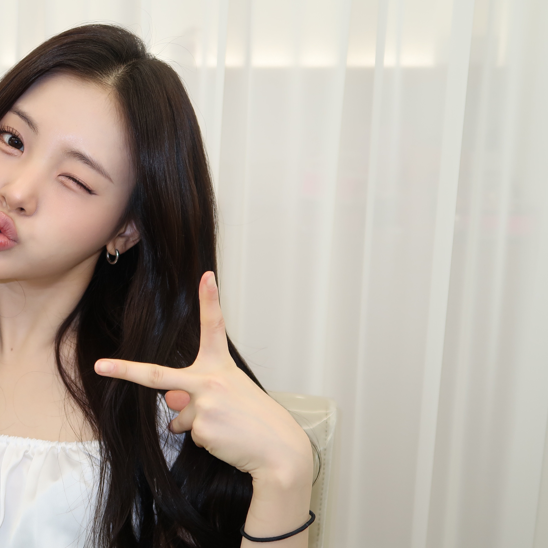 Behind-the-scenes cut of Yihyun (Baby DONT Cry)