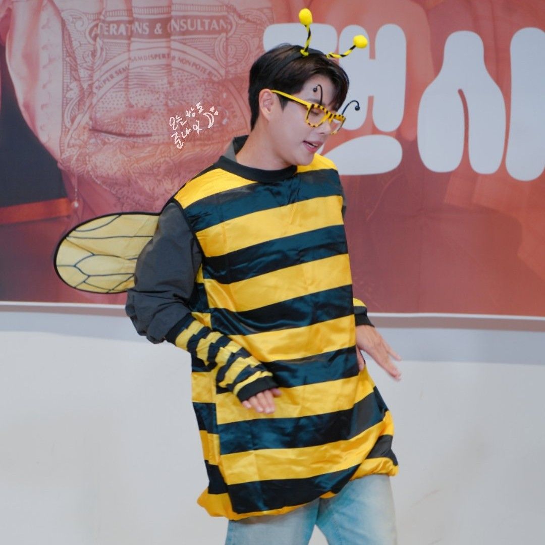 A moment captured by MJ (ASTRO)'s fan
