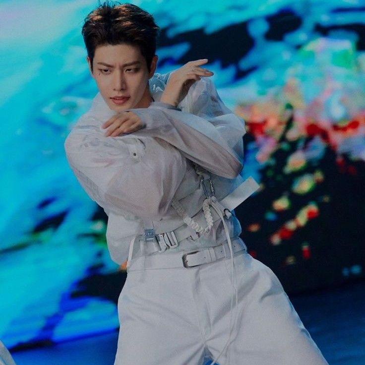 A moment captured by MJ (ASTRO)'s fan