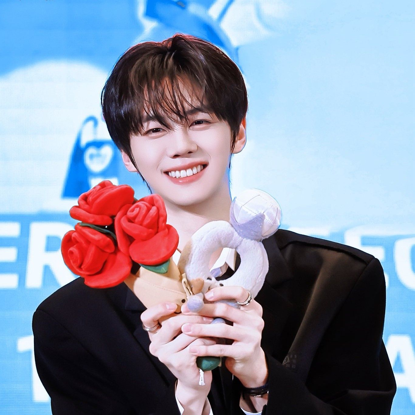 Latest photo of Kim Gyuvin (ZEROBASEONE)