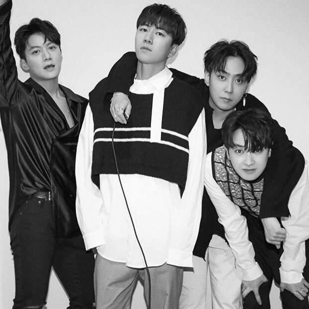 A moment captured by SECHSKIES's fan