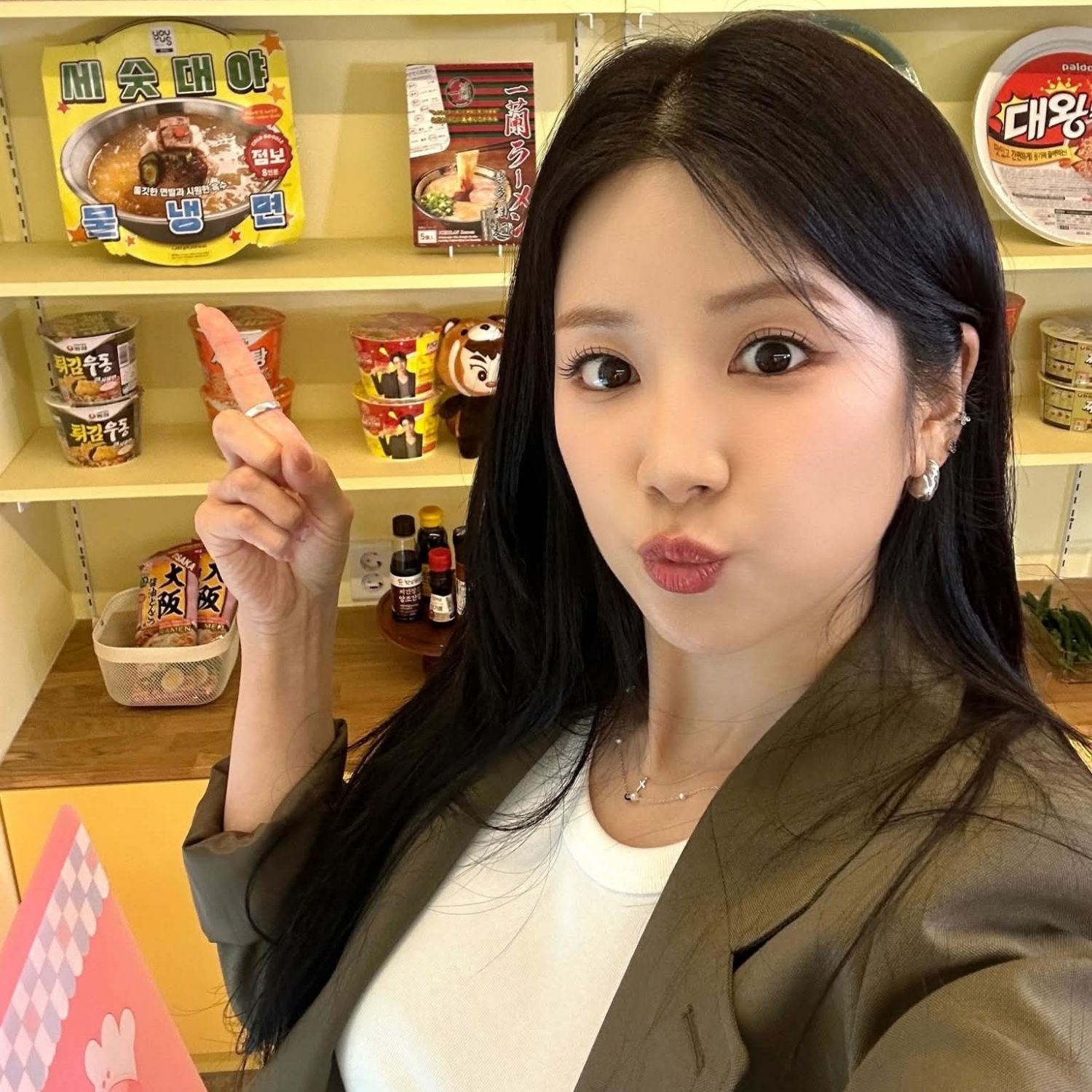 Behind-the-scenes cut of Park Chorong (Apink)