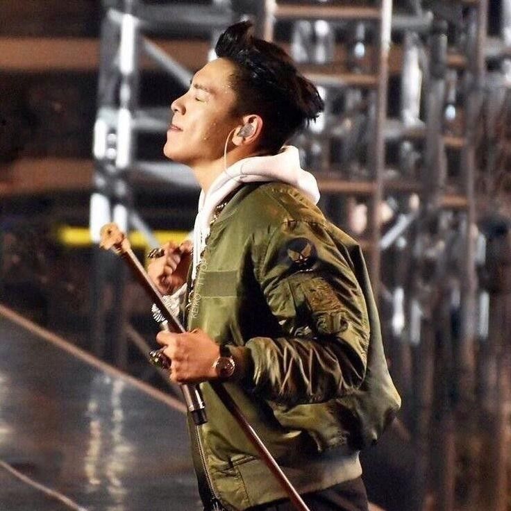 A moment captured by T.O.P's fan