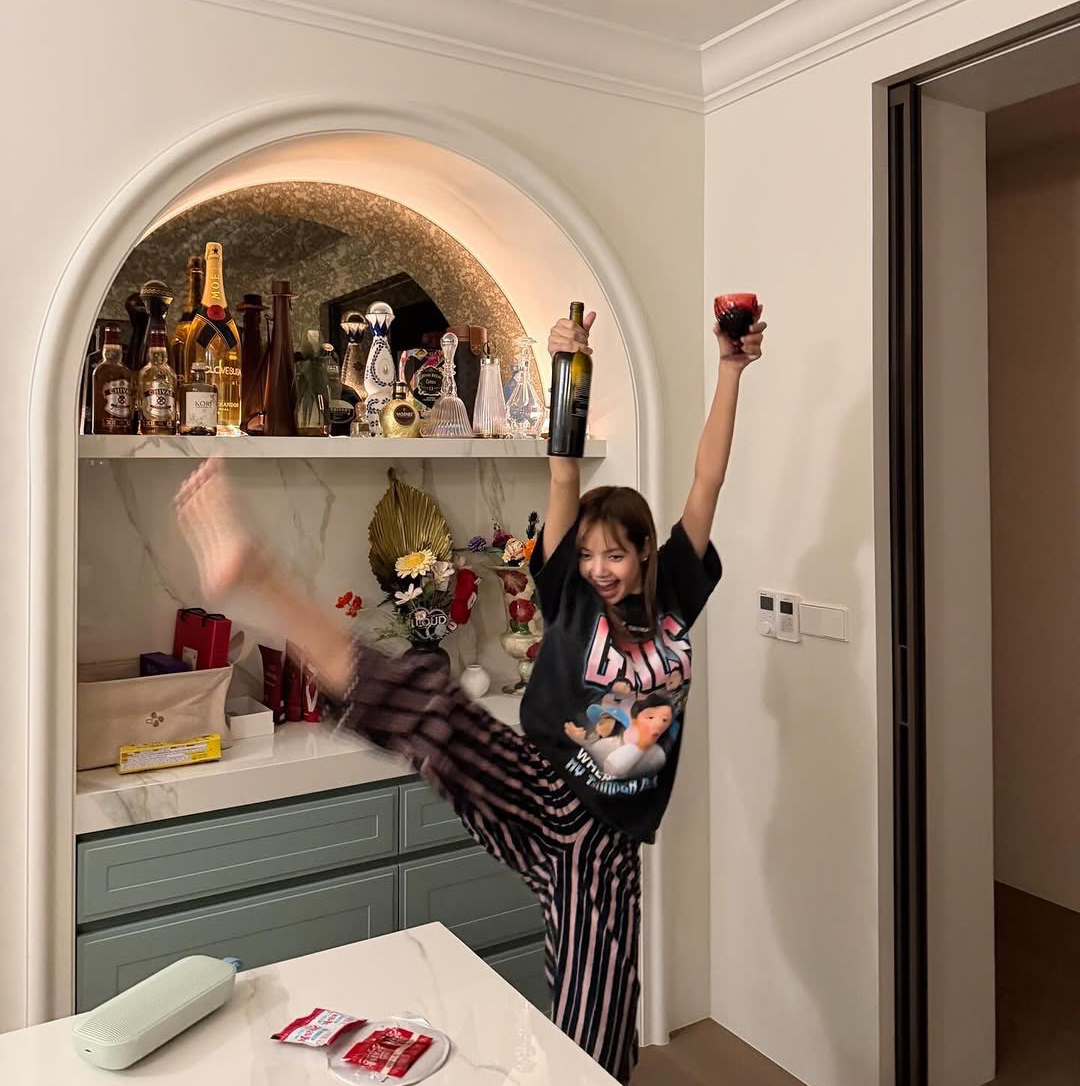 Latest photo of Lisa (BLACKPINK)