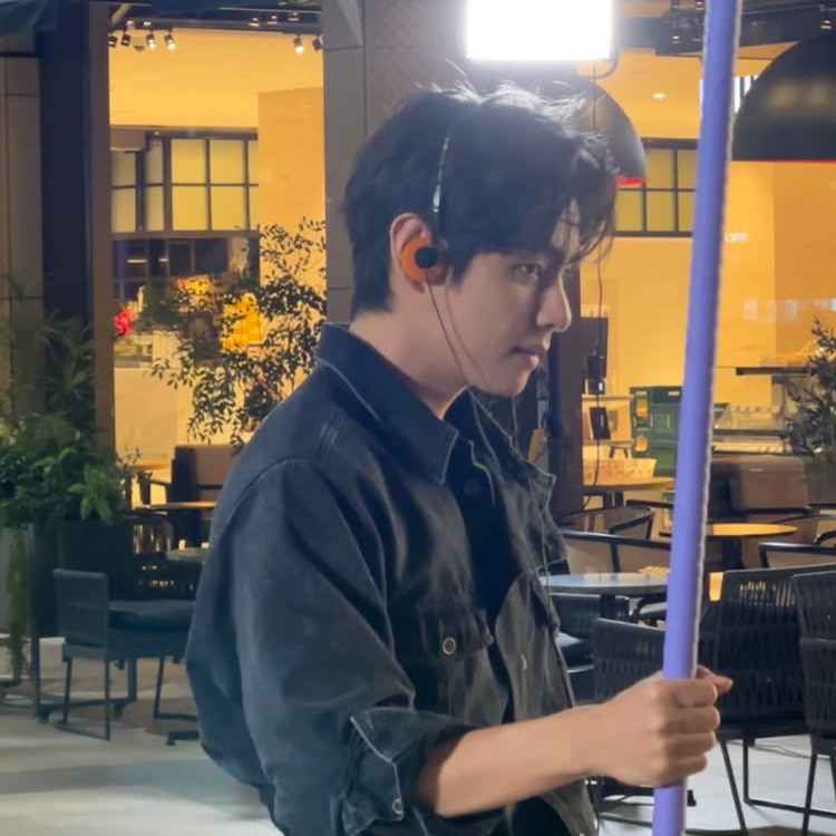 V (防彈少年團)的最新照片