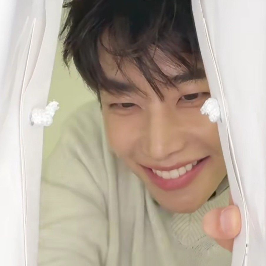 A moment captured by MJ (ASTRO)'s fan