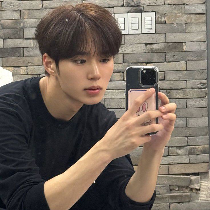 Behind-the-scenes cut of Kim Junseo (WEi)