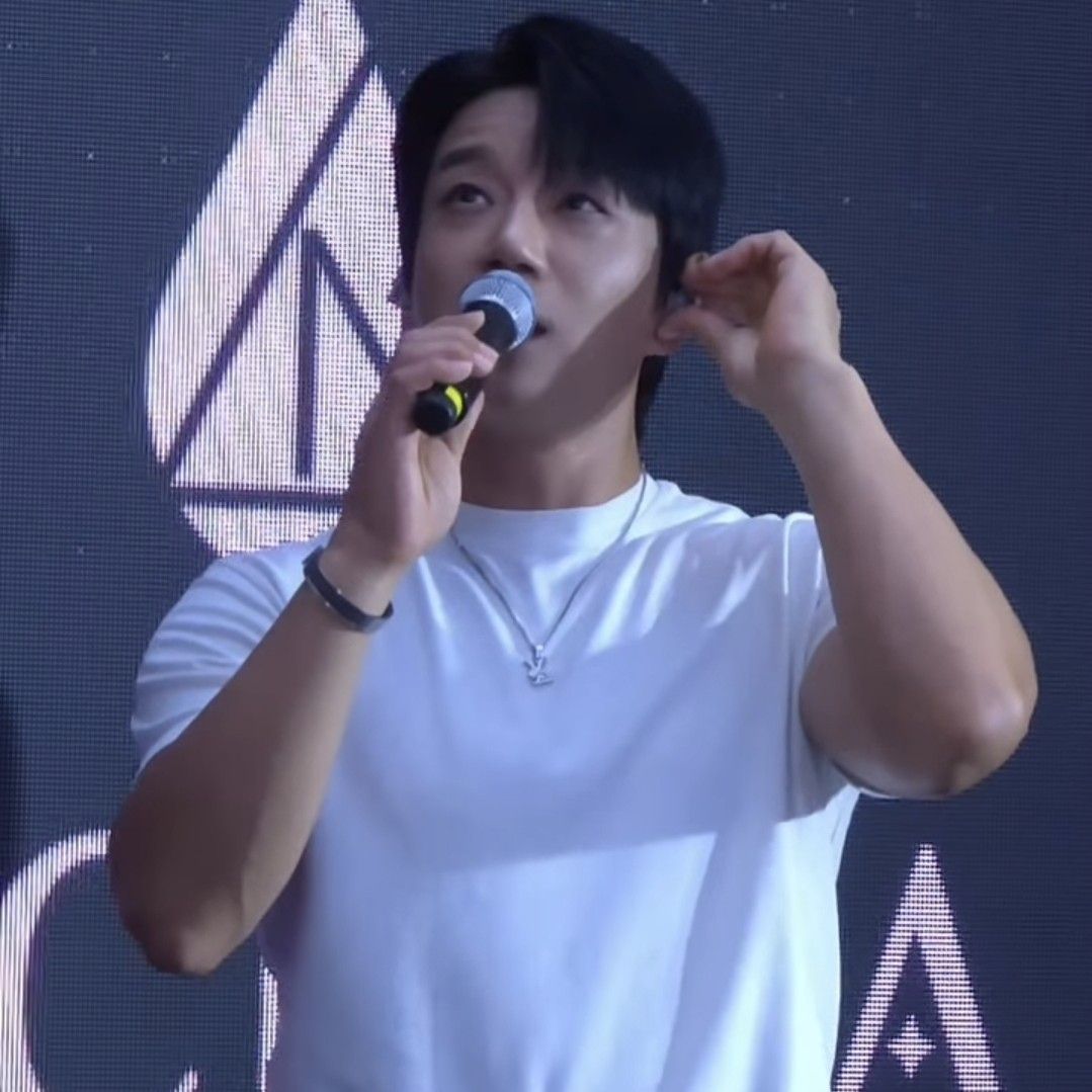 A moment captured by Hwang Chiyeol's fan