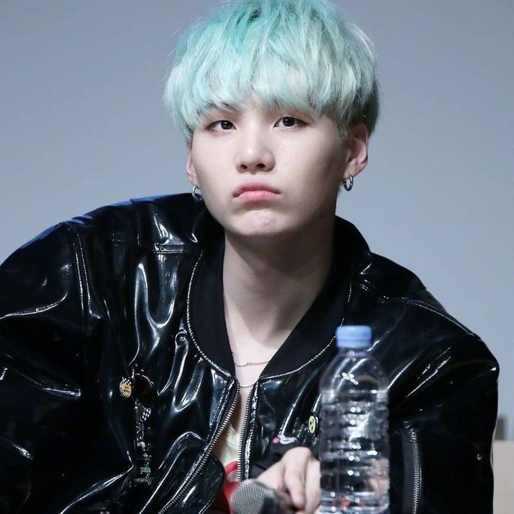 SUGA (防弹少年团)的最新活动照片
