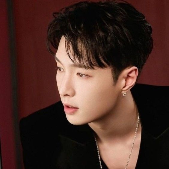 Behind-the-scenes cut of Lay (EXO)