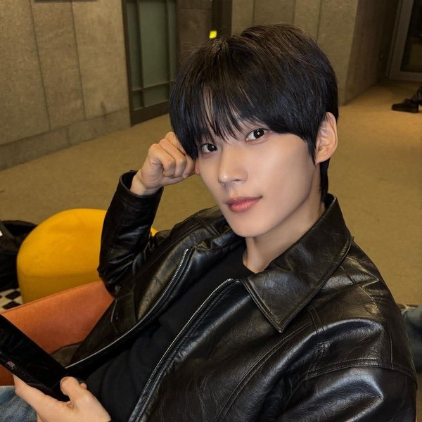 Signature photo of Park Hanbin (EVNNE) capturing their charm