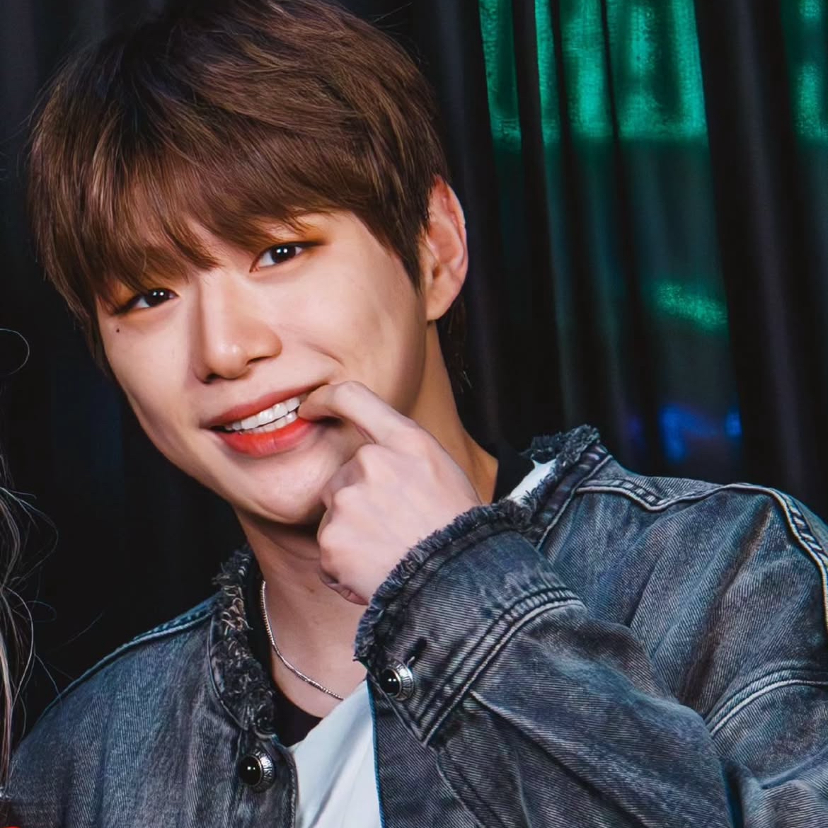 강다니엘의 비하인드 컷