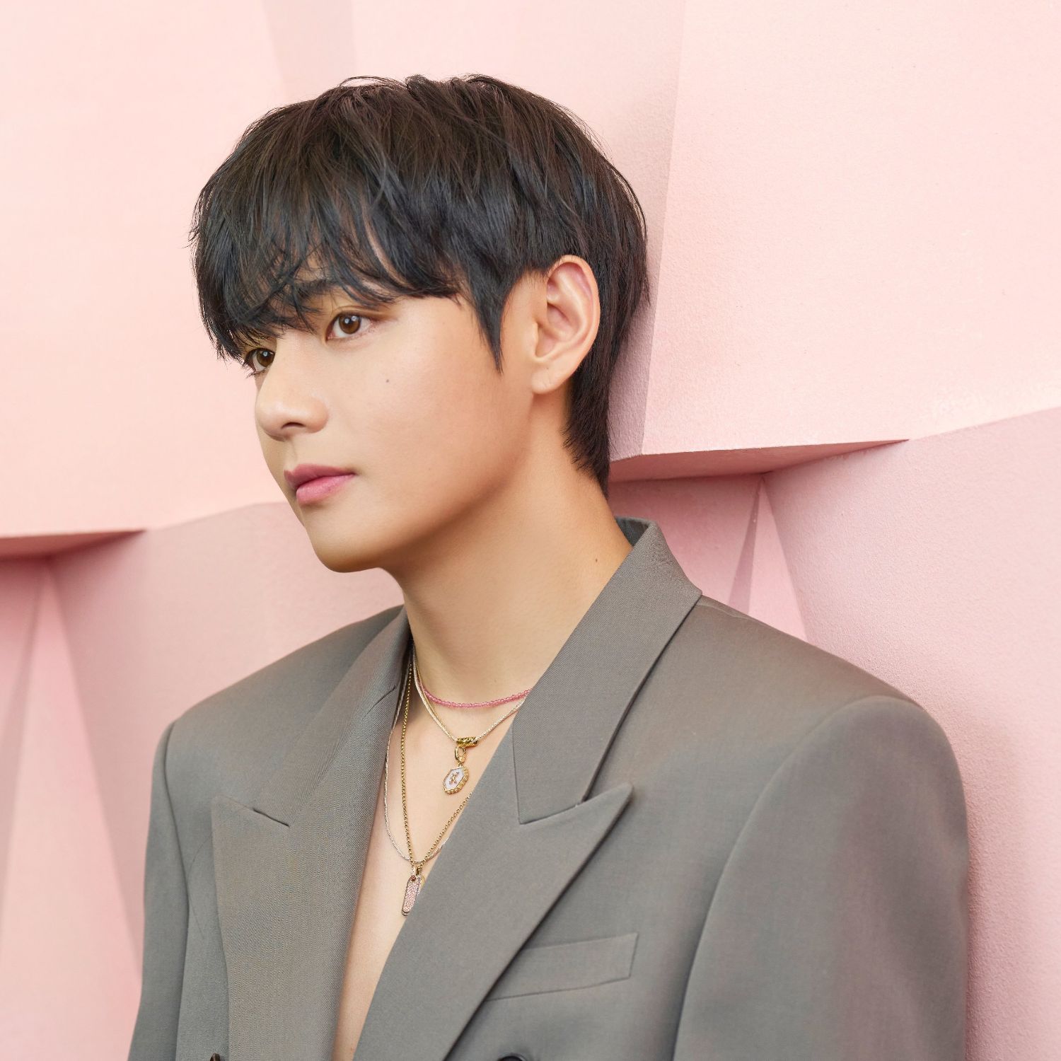 뷔 (방탄소년단)의 최신 사진