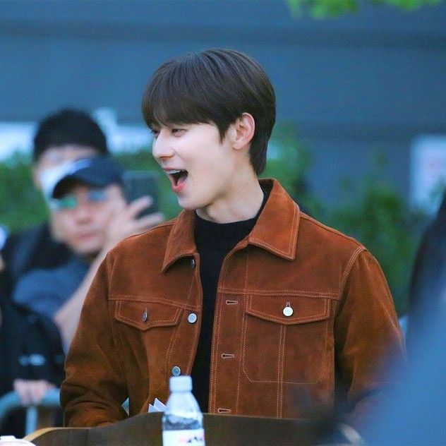 A moment captured by Hwang Minhyun's fan