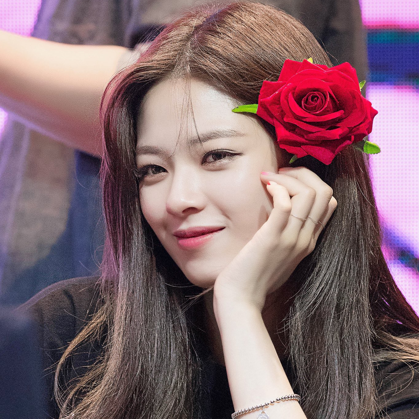 Behind-the-scenes cut of Jeongyeon (TWICE)