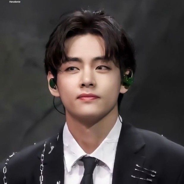 Behind-the-scenes cut of V (BTS)
