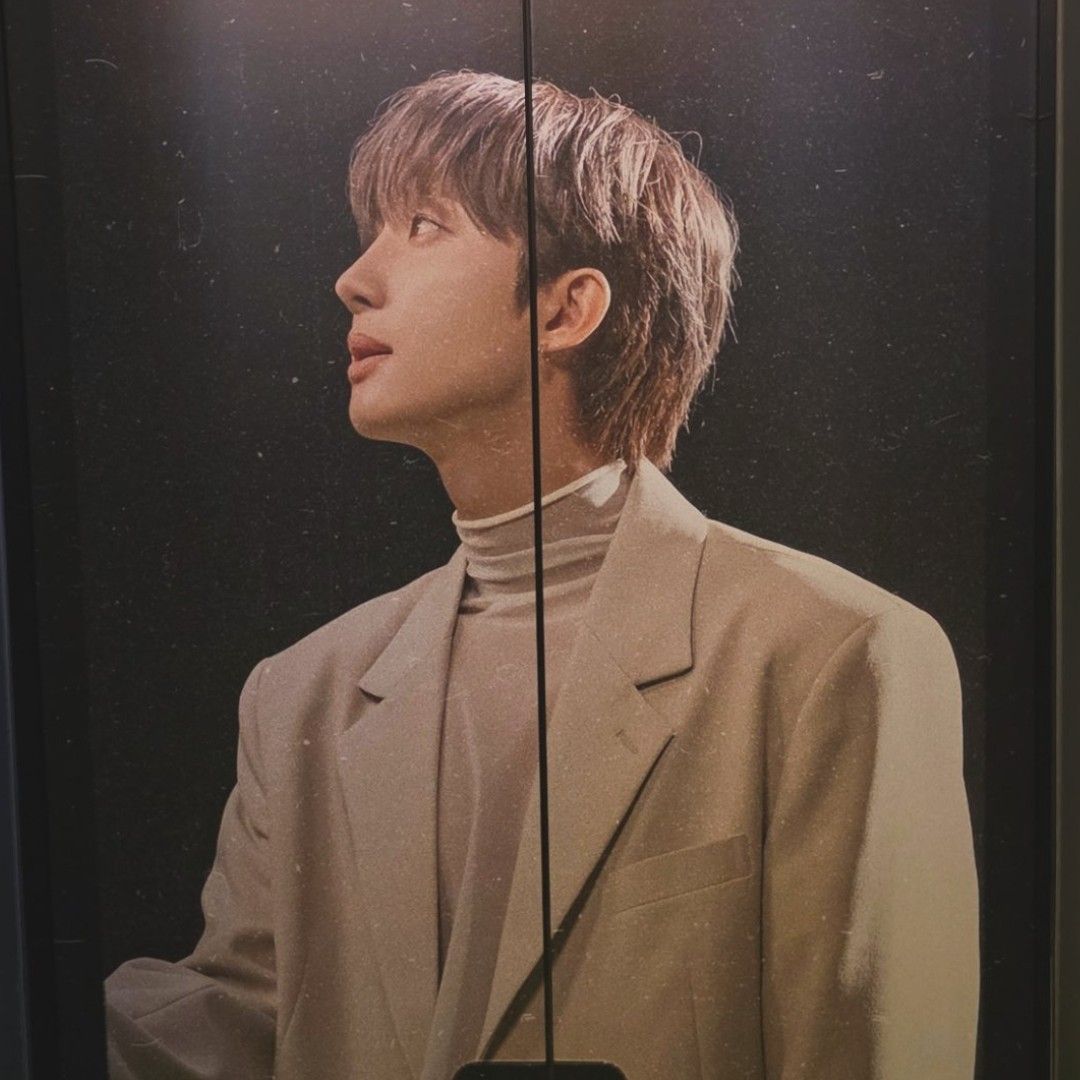 A moment captured by Hui (PENTAGON)'s fan