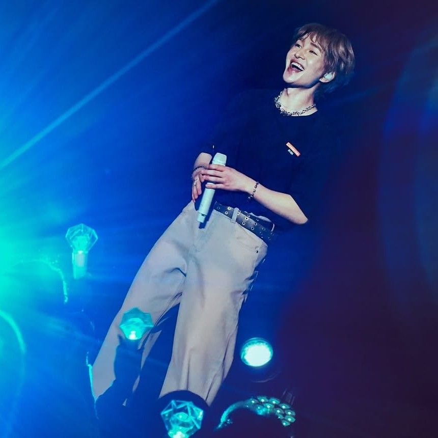 A moment captured by Onew (SHINee)'s fan