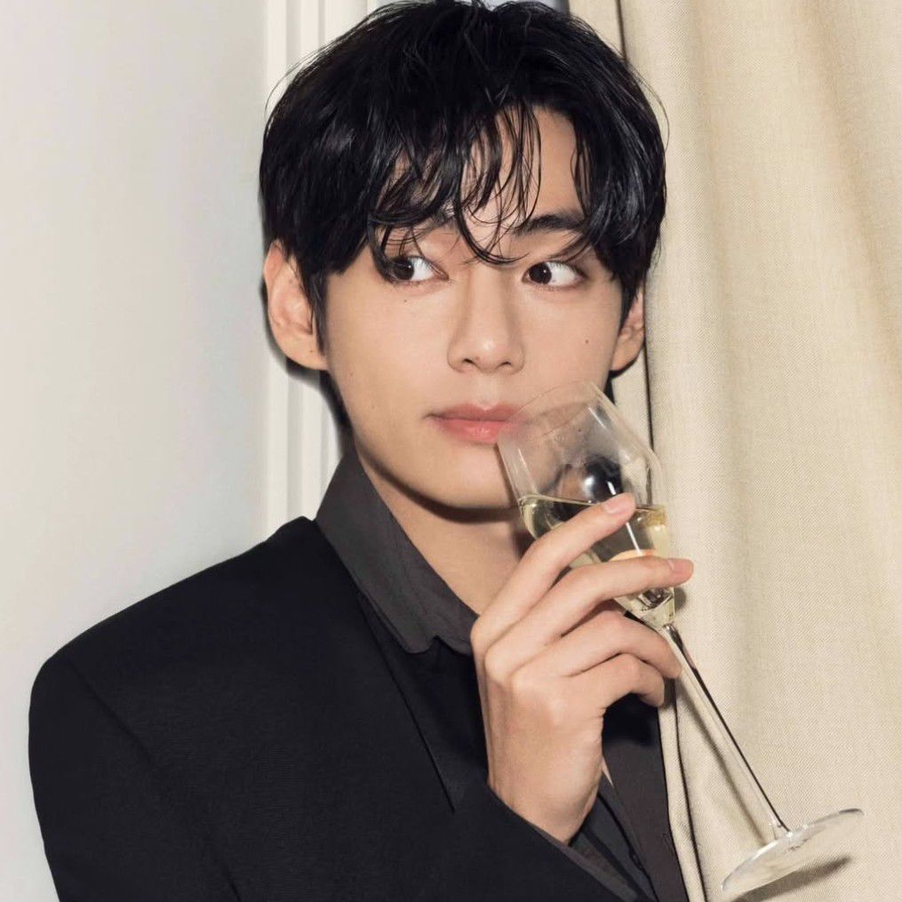 뷔 (방탄소년단) 최근 활동샷