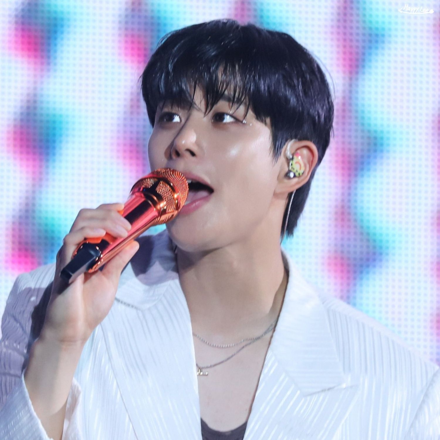A moment captured by MJ (ASTRO)'s fan