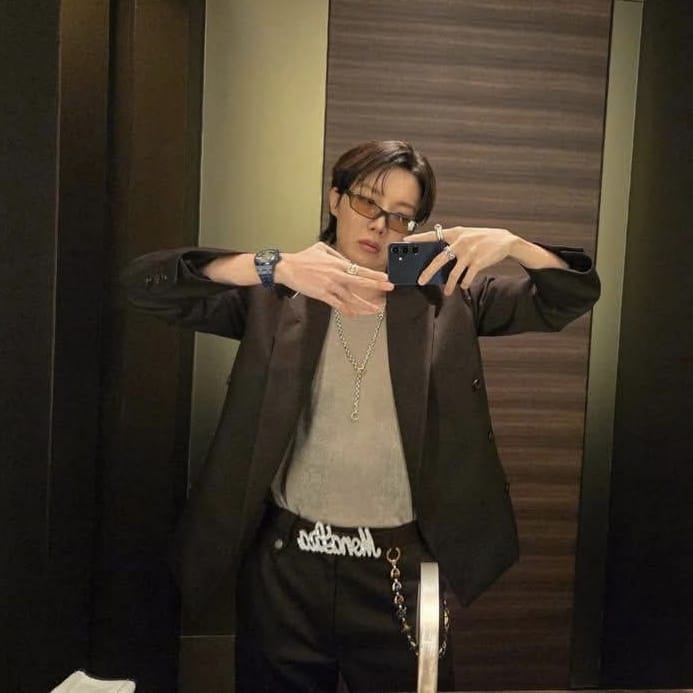 Foto aktivitas terbaru j-hope (BTS)