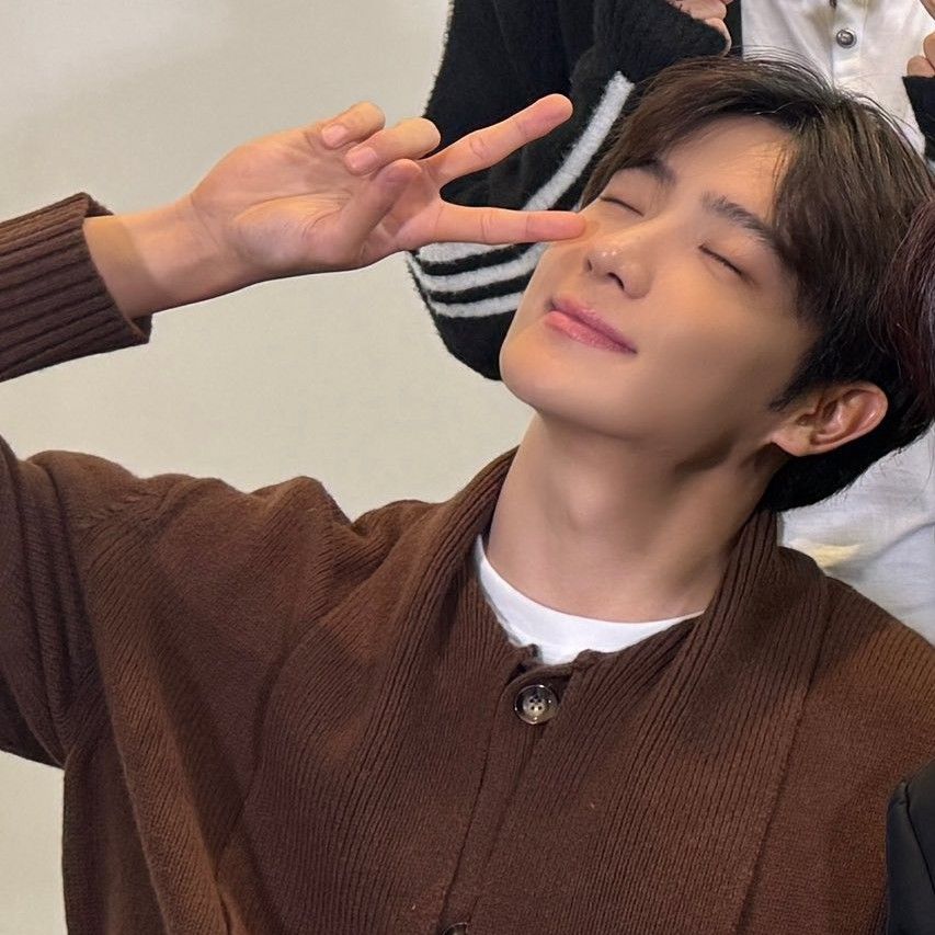 Latest photo of Hyunjae (THE BOYZ)