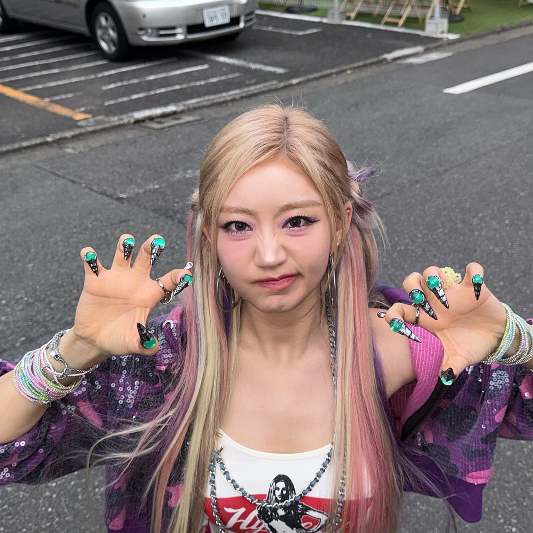 Behind-the-scenes cut of Julie (KISS OF LIFE)