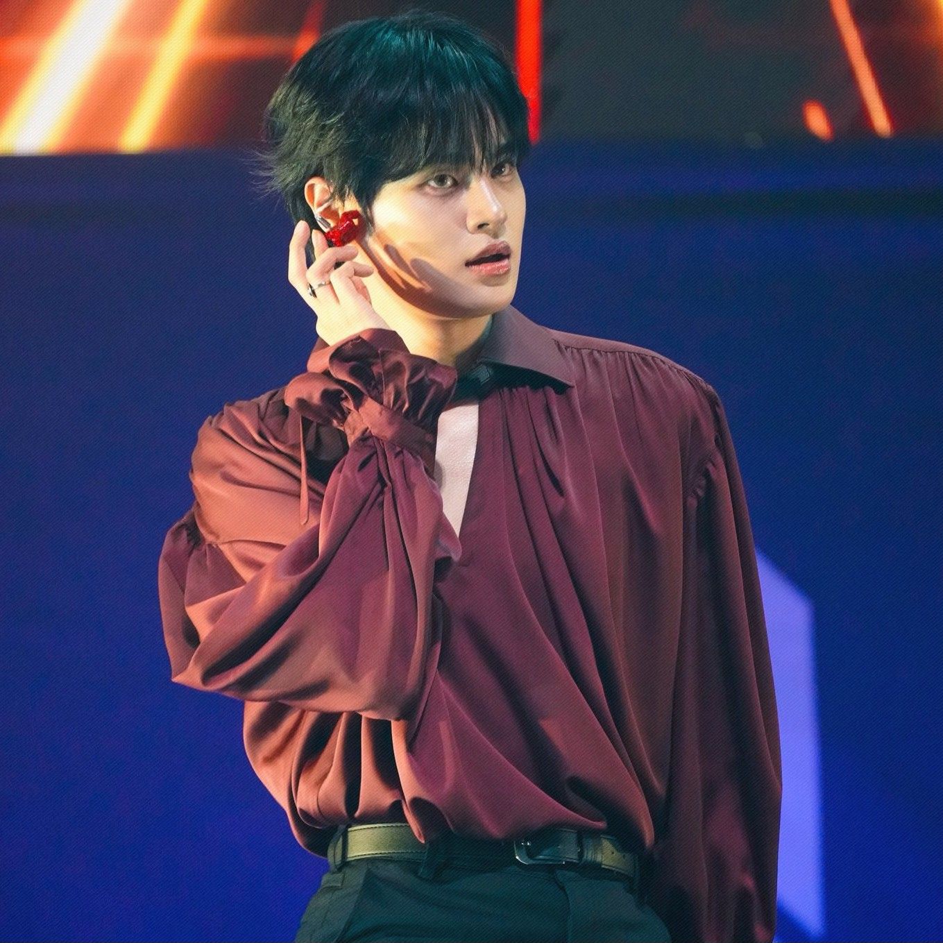 A moment captured by Lee Daehwi (AB6IX)'s fan