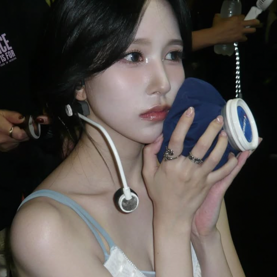 Behind-the-scenes cut of Mina (TWICE)