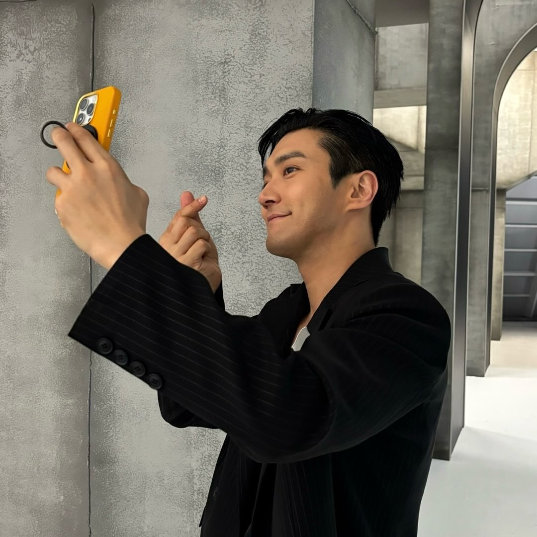 Behind-the-scenes cut of Siwon (Super Junior)