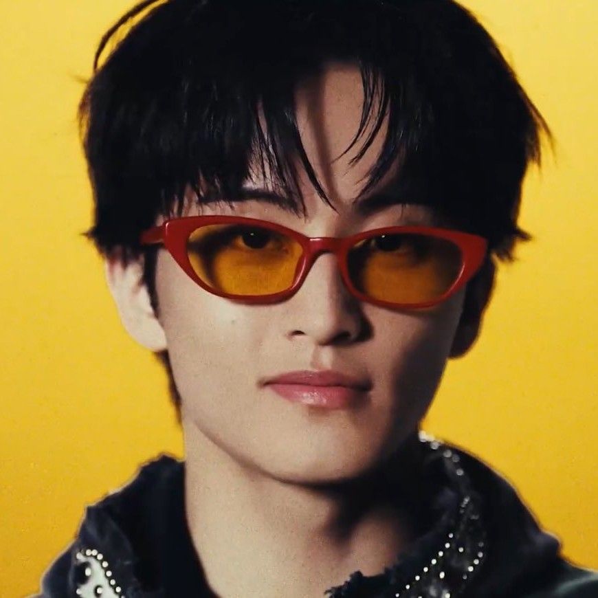 Behind-the-scenes cut of Mark (NCT 127, NCT DREAM)