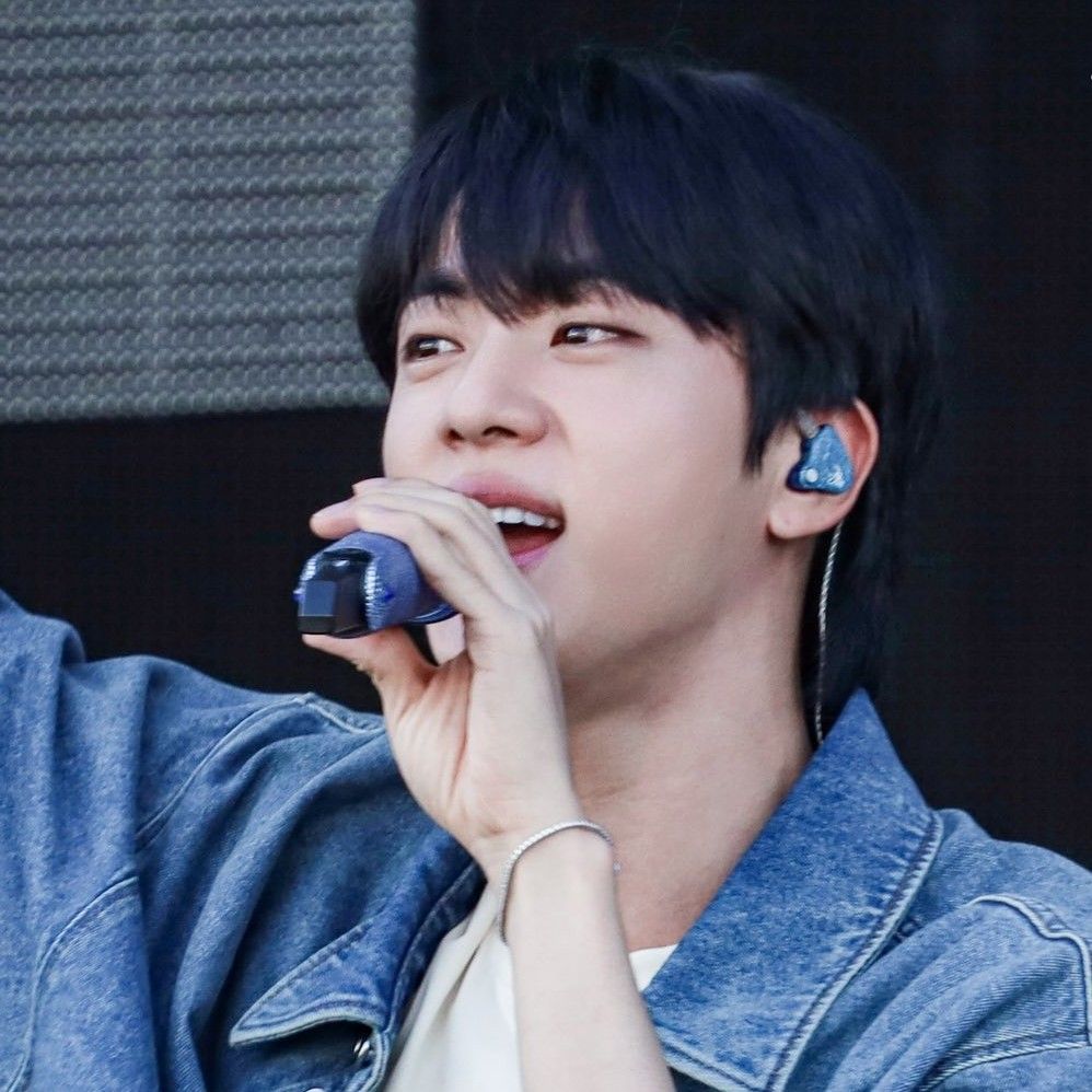 Momen yang diabadikan oleh penggemar Jin (BTS)