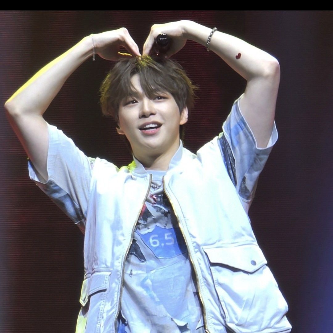Behind-the-scenes cut of Kang Daniel