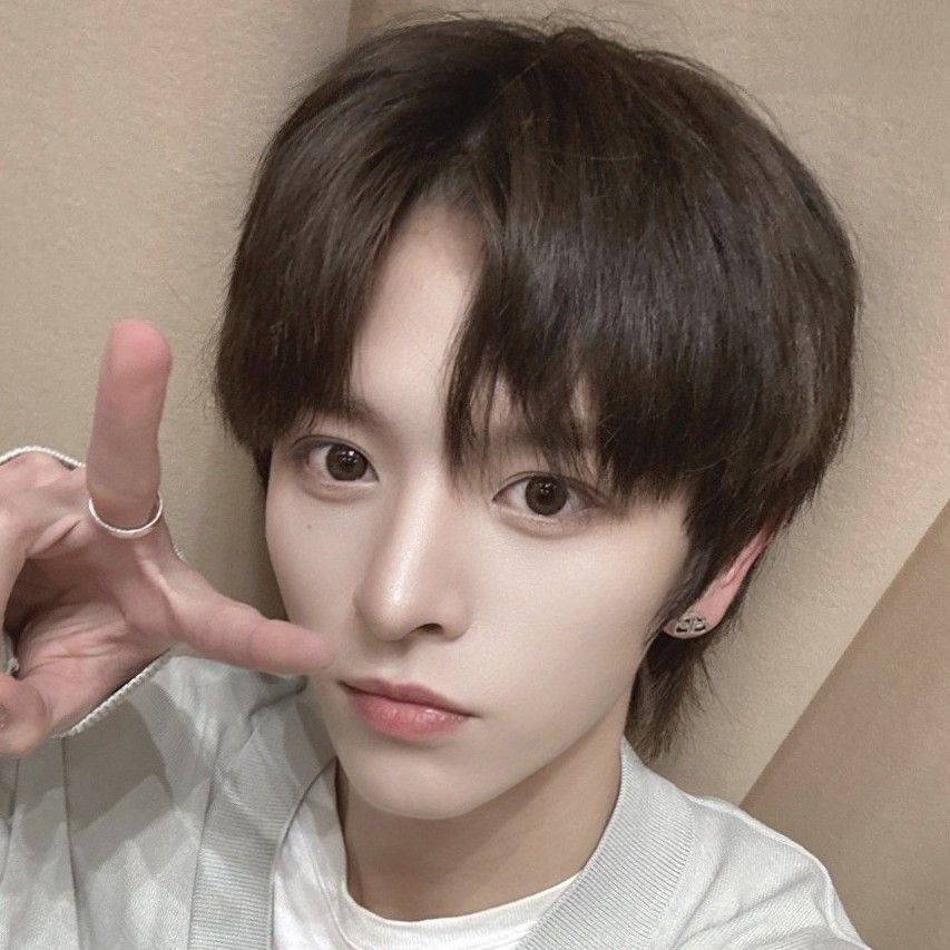 Latest photo of Laurence (n.SSign)