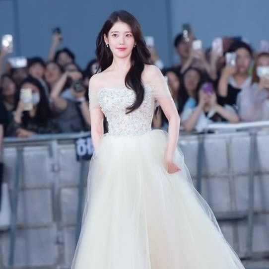 Behind-the-scenes cut of IU