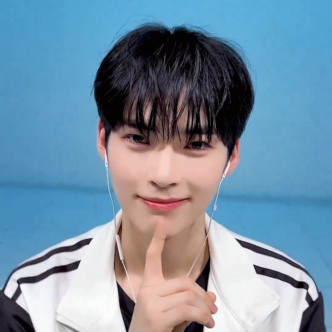 Foto terbaru Sung Hanbin (ZEROBASEONE)
