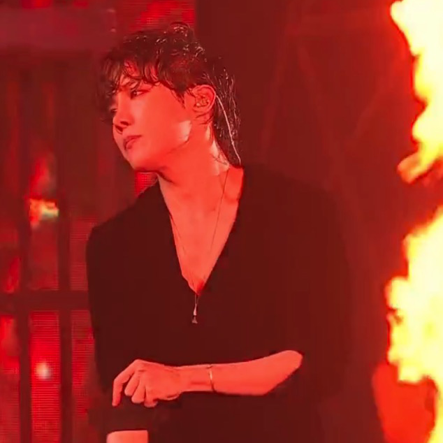Momen yang diabadikan oleh penggemar j-hope (BTS)
