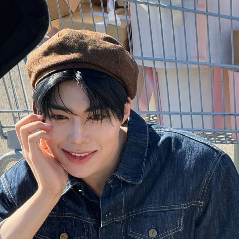 A moment captured by Park Gunwook (ZEROBASEONE)'s fan