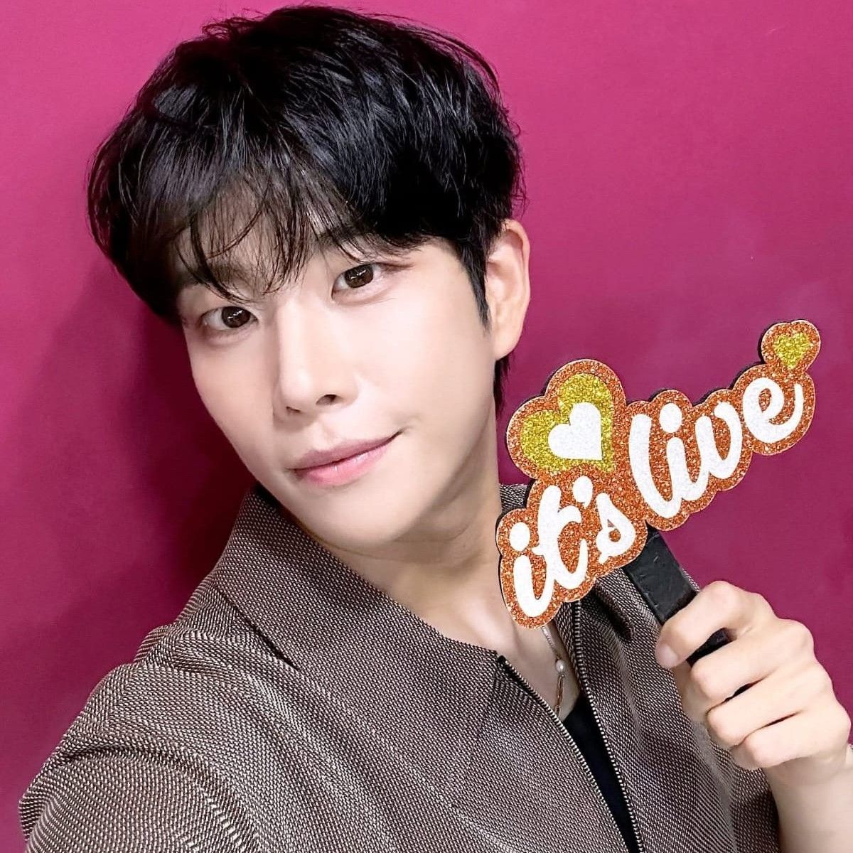 A moment captured by MJ (ASTRO)'s fan